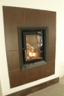 Detail topeniště Brunner HKD 6.1 a kachlového obkladu Sommerhuber